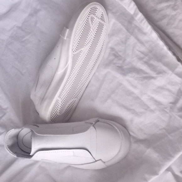 White  size 6.5 nike sneakers - Picture 3 of 4